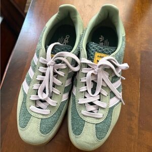 Adidas Gazelle Indoor
Mineral Green, Silver Dawn & Silver Green